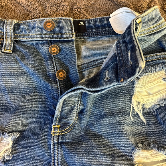 Women’s Hollister High Rise Distressed Jean Shorts - Picture 3 of 4